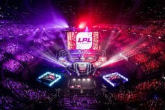 英雄联盟S15全球总决赛2025年秋季开赛，入围赛小组赛淘汰赛争夺召唤师奖杯，双败淘汰制激战正酣